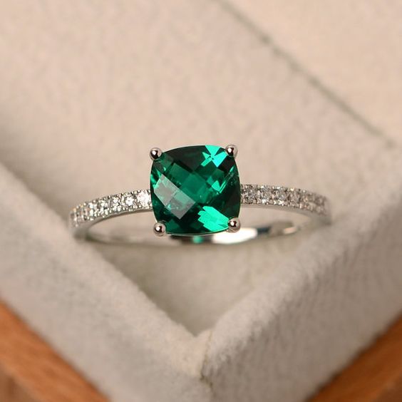 anillos de compromiso con esmeralda