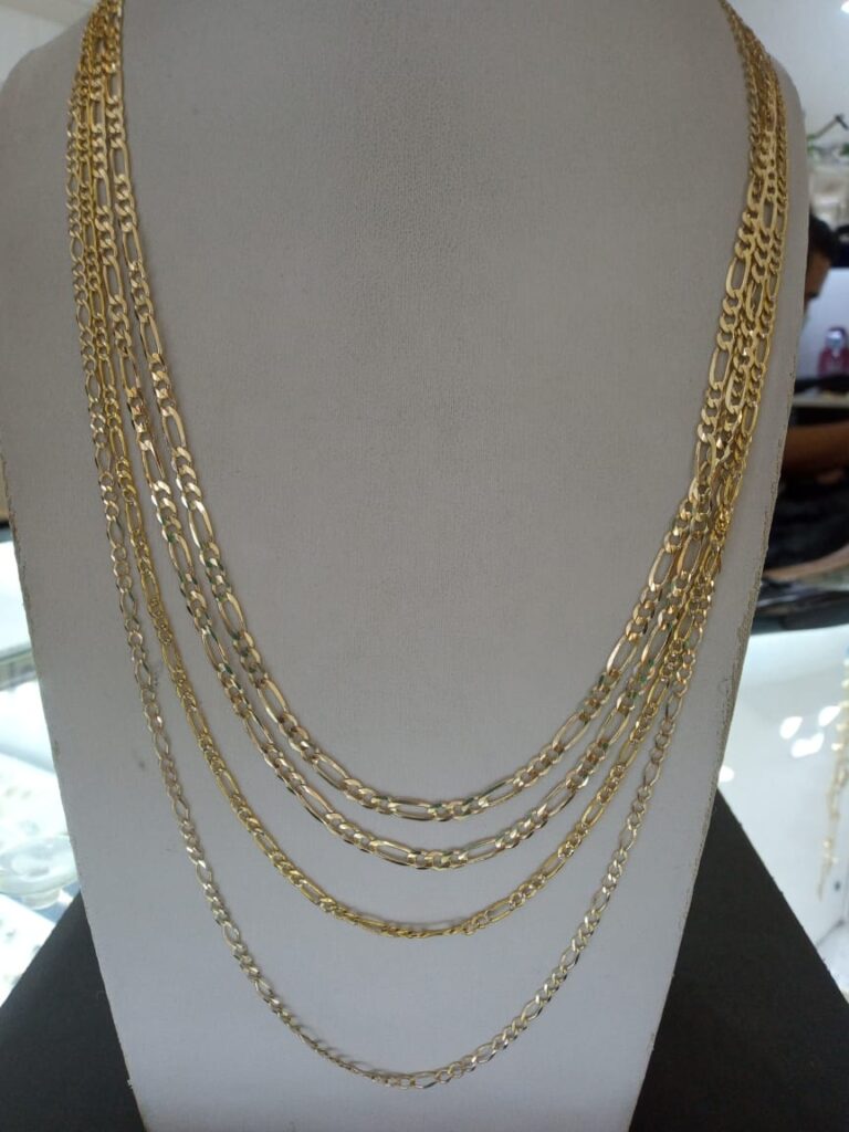 Lote de 4 cadenas de oro tipo Cartier 10 kilates.