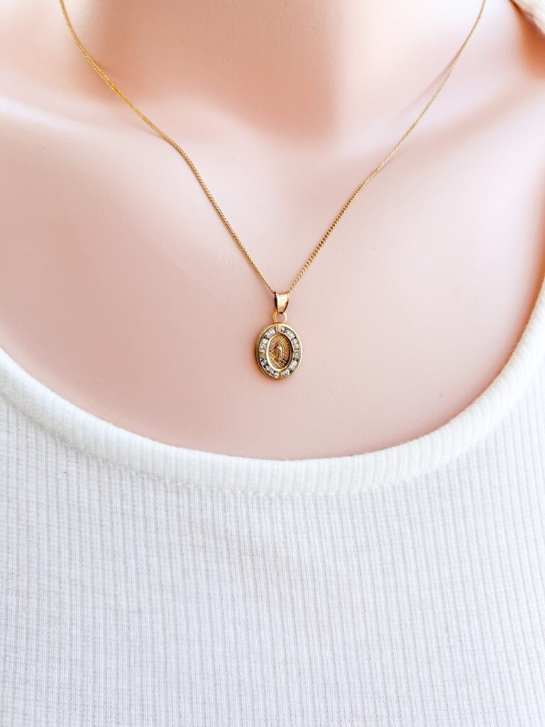 Cadena de oro con medalla de la virgen de Guadalupe en 10 kilates