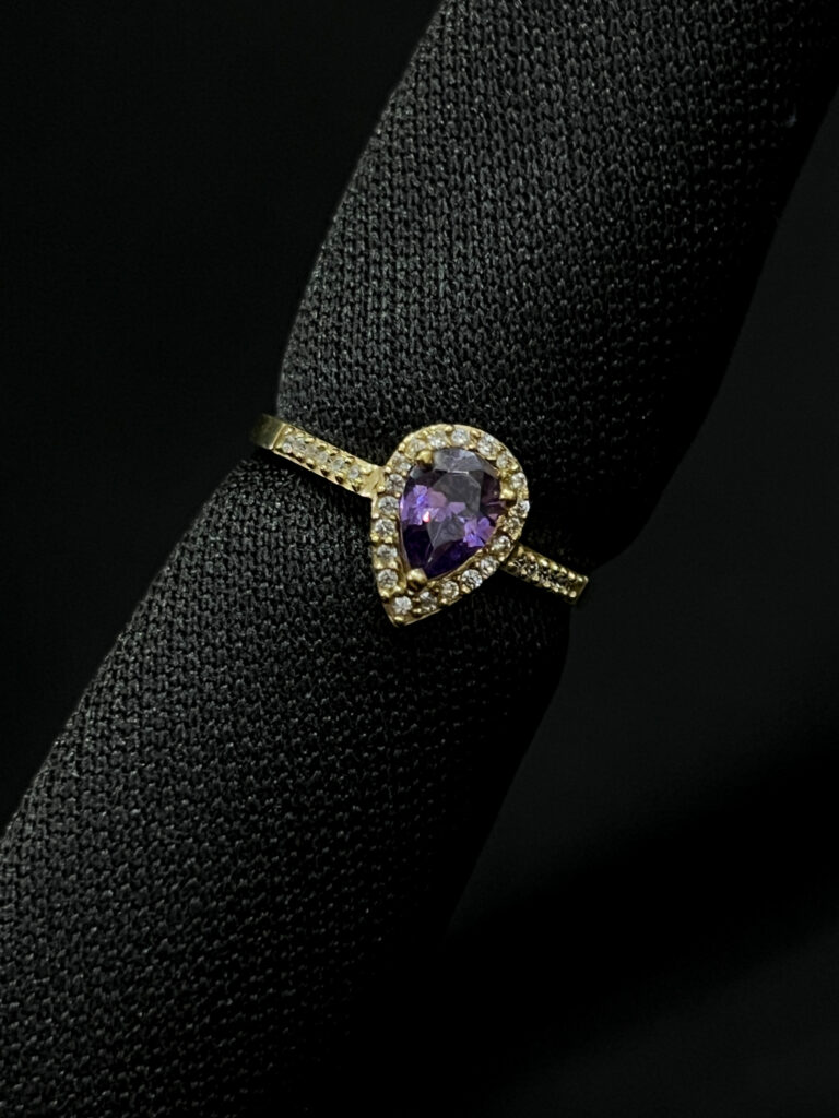 Anillo Halo, corte pera de oro
