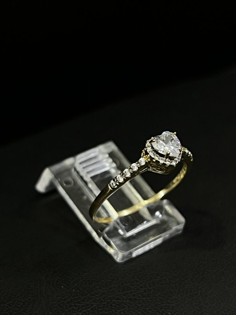 Anillo Halo Con Piedra Central De Corazón