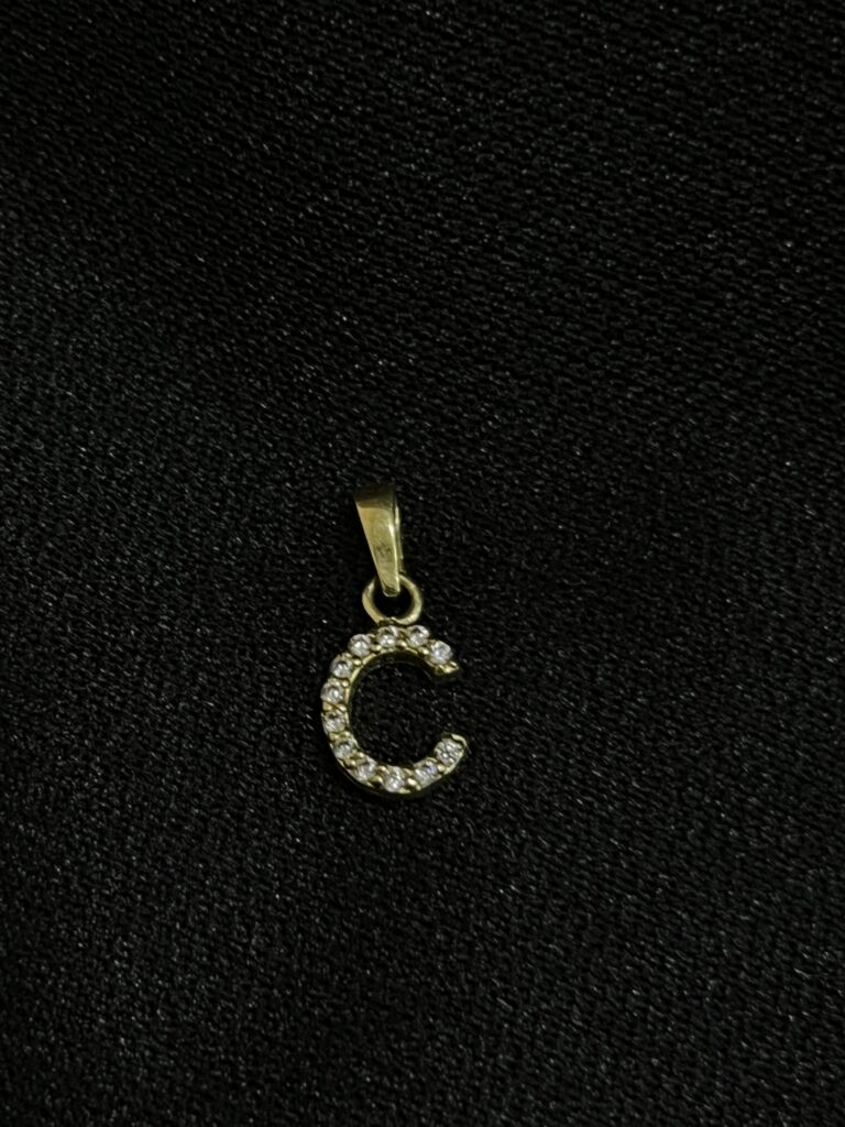 Dije de Letra "C" en Oro 10k