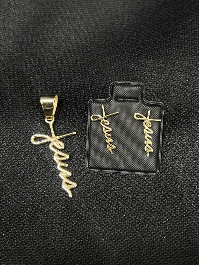 Juego de Cruz y aretes con el nombre de Jesús en oro 14 kilates
